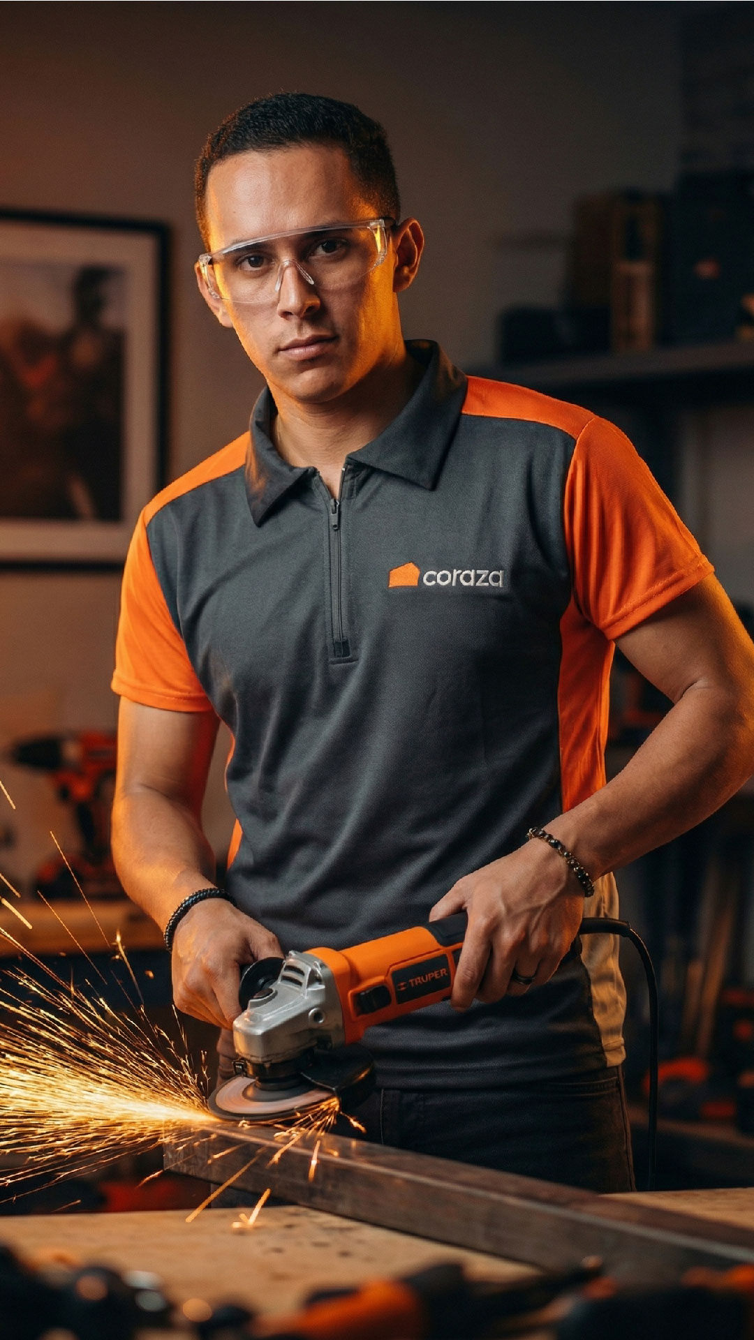 Hombre con amoladora y chispas, uniforme Coraza