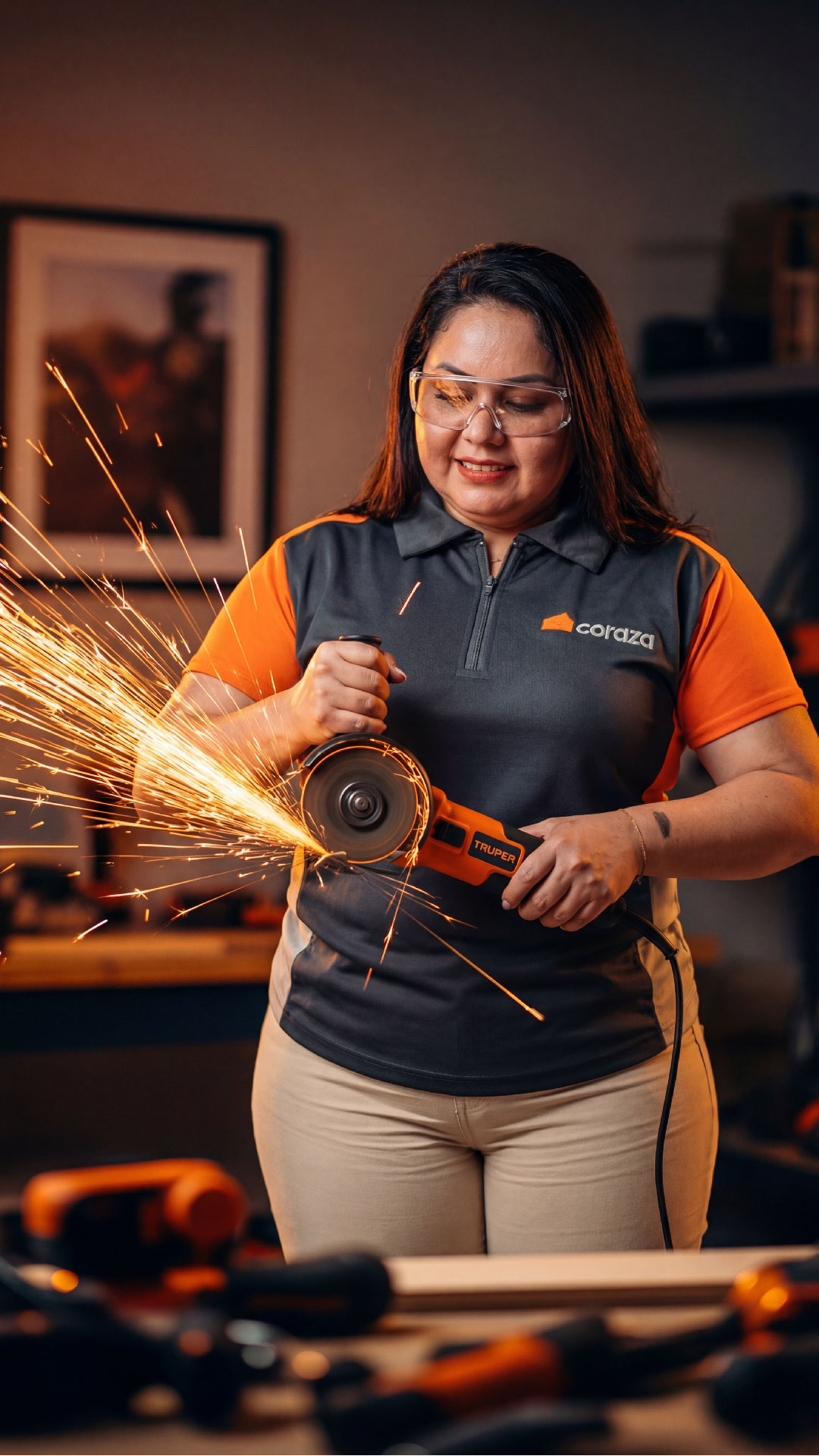 Mujer con amoladora, chispas, retrato Coraza