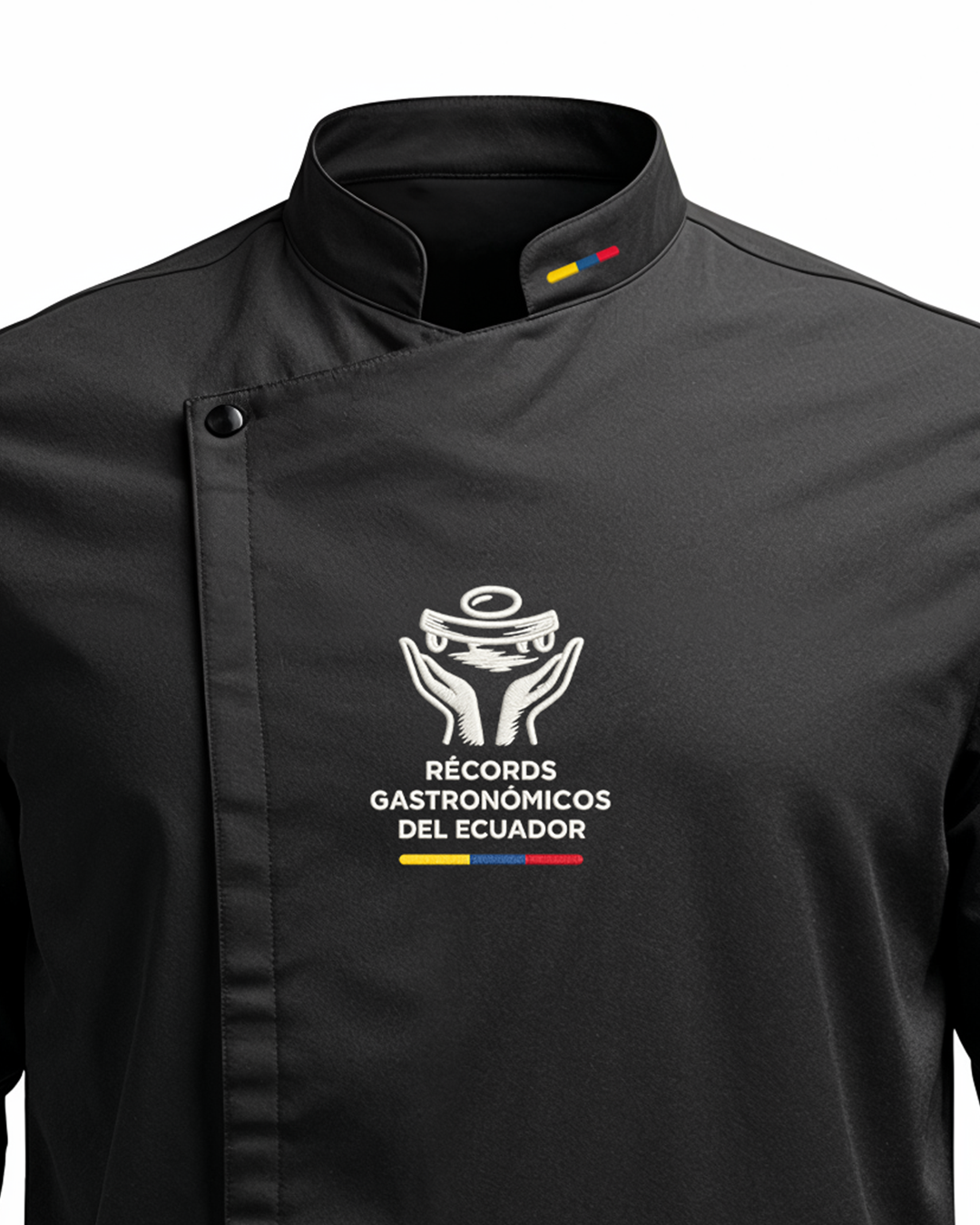 Primer plano de chaqueta de chef negra con logo bordado Récord Gastronómico del Ecuador